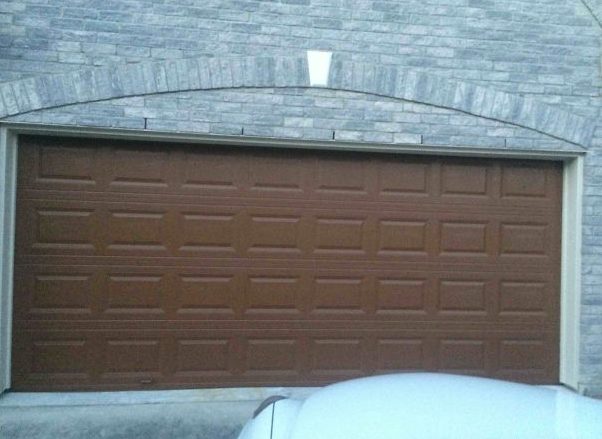 La saracinesca del garage ricorda un'enorme tavoletta di cioccolato. http://i.imgur.com/I7ule9y.jpg