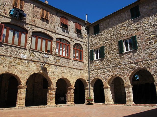 https://commons.wikimedia.org/wiki/File:Suvereto,_chiostro_di_san_francesco_01.JPG