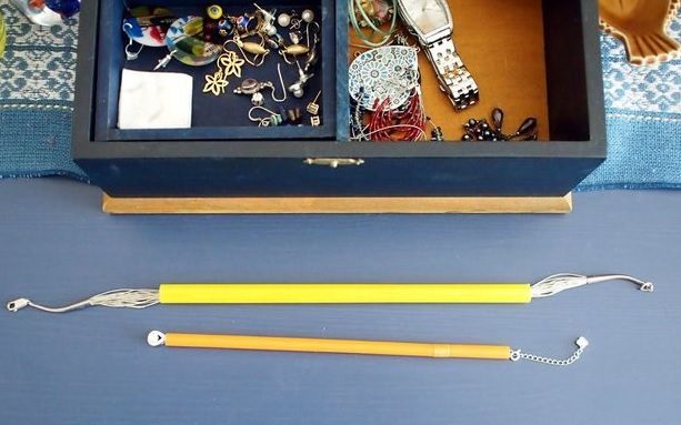 Keeping necklaces safely threaded inside a straw is a good way to keep them from getting tangled