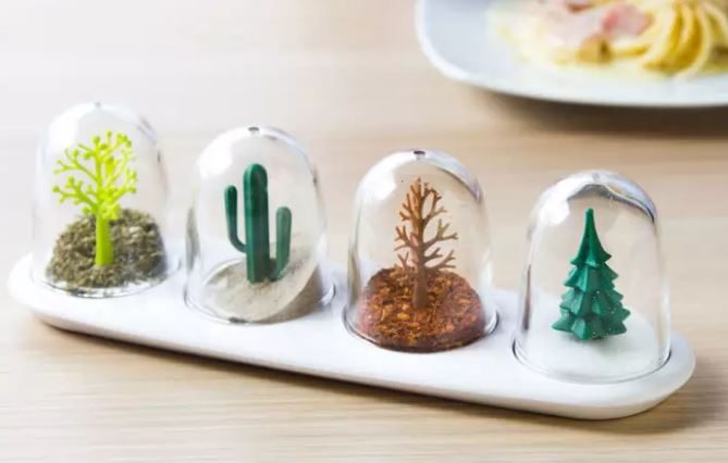 Set completo per sale e spezie che rappresenta le quattro stagioni.