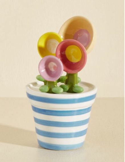 Un vado con cucchiai in ceramica.