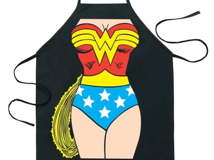 Il grembiule con il fisico di Wonder Woman.
