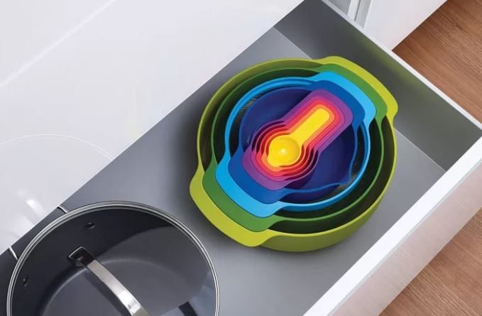 Set coloratissimo e fornito di ciotole.