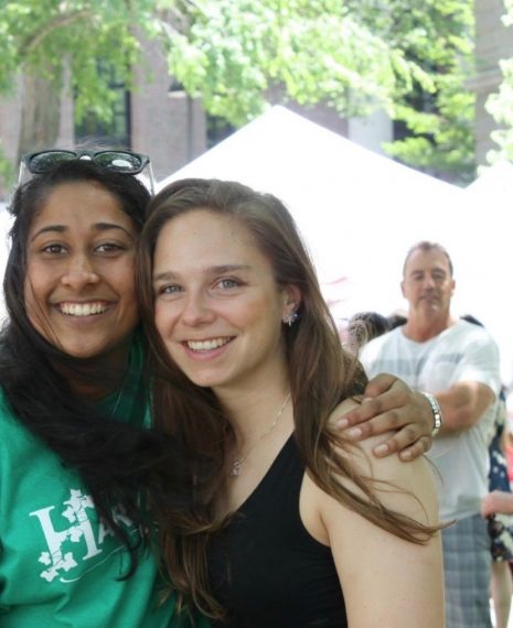 L'uomo sembra avere un braccio lunghissimo