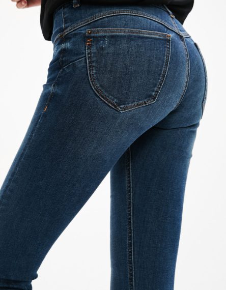 Solo nel 1960 poi il pantalone avrebbe assunto la denominazione di jeans.