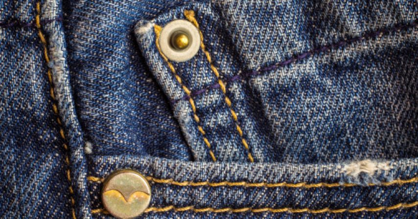 Furono pensati soprattutto per gli operai che durante il loro lavoro li consumavano in maniera estrema. I rivetti (questo il nome dei bottoncini), applicati in punti critici come le tasche, diminuivano la possibilità che il jeans si logorasse.