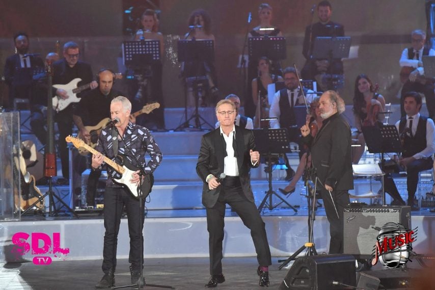 Duetto tra Bonolis e McEnroe sulle note What a Wonderful World" nella versione dei Ramones