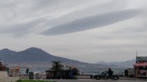 La strana ed enorme nuvola ovale sul Lungomare di Napoli