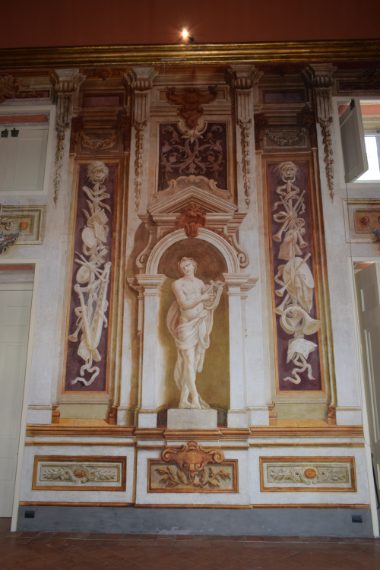 Nell’Ottocento in questa Villa - che prende il nome dalla famiglia che ne era proprietaria - si svolgevano alcune delle feste più sontuose, frequentate da nobili napoletani e stranieri: sovrani borbonici, il re Luigi di Baviera, il poeta (e conte) tedesco August von Platen, tra gli altri, sono stati qui.Dalla terrazza adiacente si potrà godere di una vista spettacolare sul golfo di Napoli e il Vesuvio.