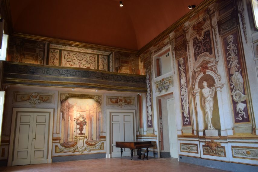 Villa Patrizi è un antico edificio dove si nasconde l’unico esempio integro di teatro «di palazzo» settecentesco dell’Italia meridionale. La cosiddetta Sala della musica, della seconda metà del XVIII secolo, stupirà per la raffinatezza delle decorazioni e gli affreschi a tempera in cui campeggiano spartiti, note e strumenti musicali la cui realizzazione fu affidata, nel 1771, a Giuseppe Funaro (soprannominato “Il Mancino”), Giuseppe Baldi e Fedele Fischetti.