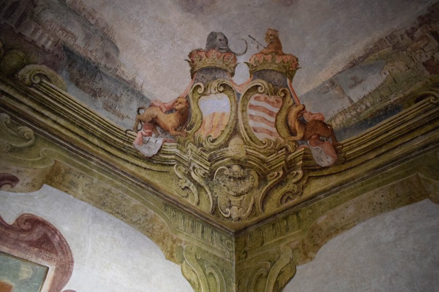 Era uno dei più importanti insediamenti residenziali nel centro antico della città, con una stratificazione che va fino al Settecento. Sede della Fondazione Morra Greco, dal 2015 è stato oggetto di un intenso piano di ristrutturazione e restauro per consentire la rivalorizzazione e la trasformazione in un complesso espositivo-museale.