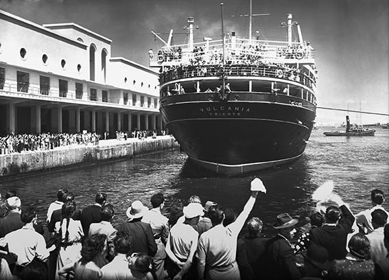 Saltare dagli anni Venti al boom economico del dopoguerra; incontrare Ernest Hemingway e il Presidente degli Stati Uniti John Fitzgerald Kennedy, Sofia Loren diciassettenne e Totò che sorride tra la gente in via Chiaja; e ancora Benedetto Croce, Eduardo De Filippo, Clark Gable, Charlie Chaplin, Orson Welles; oppure incrociare lo sguardo degli scugnizzi che si tuffano in mare dalla banchina di via Caracciolo, o i pescatori che sistemano le reti a Mergellina.