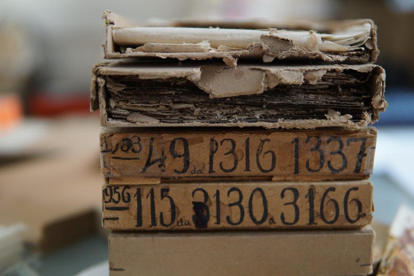 Quello di Carmine Cervone, ospitale maestro dell’arte dell’incisione della carta, è un piccolo mondo antico. Giunto alla terza generazione di tipografi, nel 2001 Carmine decise di riportare in vita macchine di fine '800-inizio '900 (Heidelberg, Mandelli, Italtype), oggi perfettamente efficienti, provenienti da Germania, Italia, Inghilterra, e persino dei torchi tipografici di metà Ottocento.