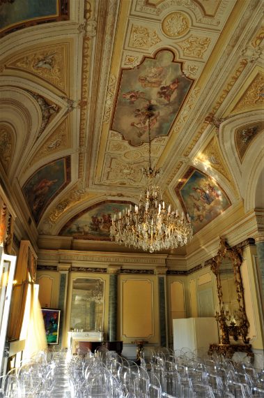 Palazzo Nunziante è una delle più grandiose opere dell’Ottocento napoletano. Impressiona già dall’esterno, ma il vero tesoro, sconosciuto, si trova negli ambienti (privati) del piano nobile: lo scalone monumentale dà infatti accesso al primo livello che include il Gran Salone. Sontuose le volte, alte 7,5 metri, affrescate da Vincenzo Paliotti.