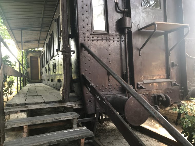 L’attività apostolica verso l’esterno è molto intensa ma, nel contempo, l’osservanza delle regole di vita francescana è rigorosa: sei ore di preghiera comunitaria al giorno, orari di clausura e finanche l’alzata notturna. I frati Minori vivono grazie alla generosità delle persone che vengono qui, anche da molto lontano, per portare generi alimentari e provvidenze.