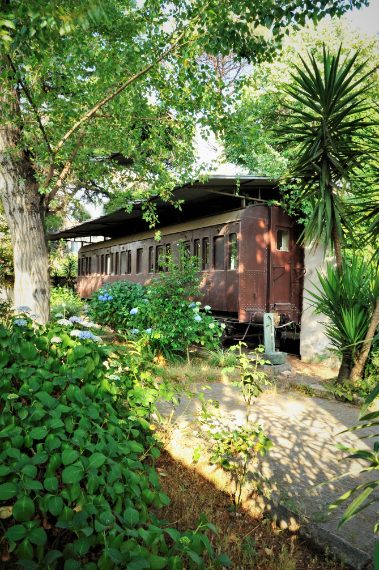 In una zona di campagna a nord di Napoli, bloccati su vecchi spezzoni di binari, ci si può imbattere in alcuni vagoni ferroviari degli anni ‘40/’50 sormontati da una tettoia. A lato una scaletta consente l’accesso ai vari scompartimenti, che costituiscono la straordinaria e insolita “casa” della comunità napoletana dei Frati Minori Rinnovati.