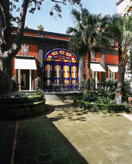 In via Costantinopoli 104, in pieno centro storico, sorge Villa Spinelli Barrile, edificata alla fine dell’Ottocento dai marchesi omonimi. I visitatori sono accolti da una grandiosa vetrata liberty con vetri policromi a piombo, uno dei pochi esempi ancora rimanenti in città.