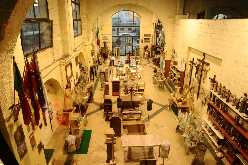 La visita al laboratorio Serpone consentirà di ripercorrere secoli di storia di Napoli e conoscere a fondo una grande tradizione locale: la produzione di paramenti sacri. L’artigianato sacro napoletano, dal Settecento fino ai giorni nostri, ha infatti caratterizzato la città in tutto il mondo. Fondata nel 1820, la Manifattura Serpone si trova in una sede spettacolare: i grandissimi ambienti degli ex cantieri Pattison, uno dei primi grandi opifici industriali di Napoli nei primi decenni dell’800