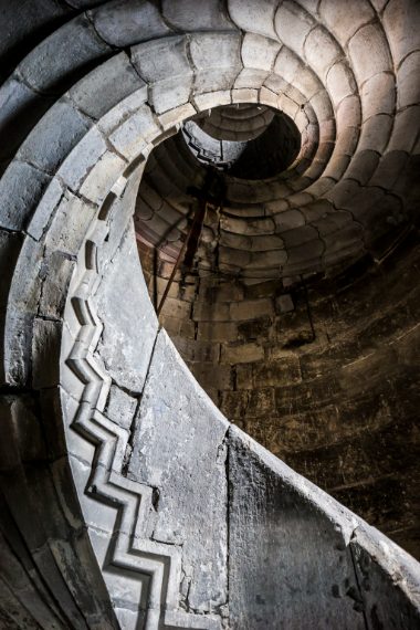 Il Castel Nuovo (Maschio Angioino) nasconde itinerari sconosciuti, innanzitutto ai napoletani. Grazie a nuovi percorsi di visita attivati da alcune associazioni sarà possibile scoprire luoghi inaspettati.