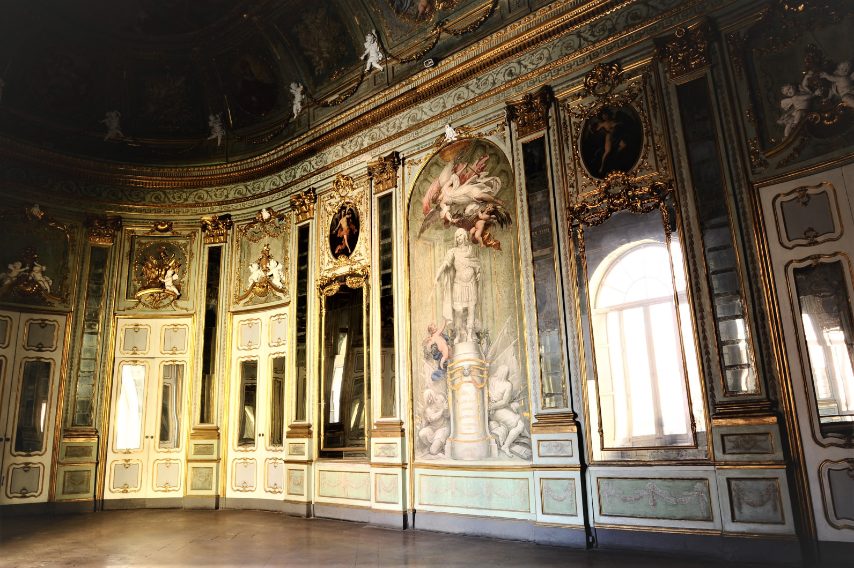 Palazzo Doria d'Angri è una splendida residenza la cui facciata principale su piazza Sette settembre è nota ai più per un importante evento storico: fu infatti dal balcone d’onore di questo edificio che, il sette settembre 1860, Giuseppe Garibaldi si affacciò per salutare la folla e annunciare l’annessione del Regno delle Due Sicilie al Regno d’Italia. Molto meno conosciuto è, però, lo stupefacente interno di questo Palazzo nobiliare voluto da Marcantonio Doria, principe di Angri.