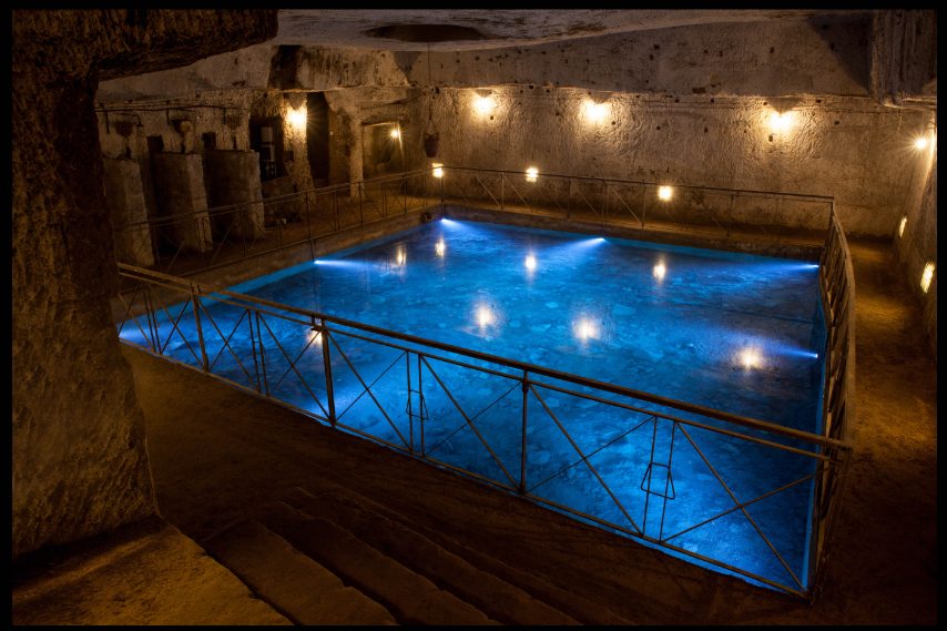 Lo storico palazzo Serra di Cassano è stato costruito con il tufo presente in grandi quantità nel sottosuolo: al di sotto di questo edificio ci sono quindi dei grandi vuoti utilizzati, nel tempo, per acquedotti, cisterne e rifugi antiaerei. A questo sottosuolo è possibile accedere attraverso un percorso della Galleria Borbonica (www.galleriaborbonica.com): “la via delle Memorie”. Appena s’inizia la discesa il primo ambiente che s'incontra raccoglie gli oggetti ritrovati dai volontari nello scavo