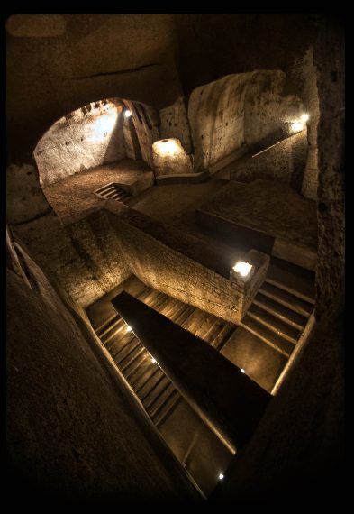 Subito dopo ci si inoltra nel sottosuolo attraverso una lunga scalinata di 115 gradini che conduce all'ex rifugio antiaereo allestito durante l'ultima guerra mondiale per accogliere oltre 2600 persone. Al termine ci si imbatterà nell'enorme e scenografico scalone di collegamento tra la cisterna dell’acquedotto sottostante e le cave superficiali. Il percorso prosegue in un intrico di cave, gallerie e cunicoli che si conclude sui bordi di una grande cisterna, riempita di nuovo d'acqua.