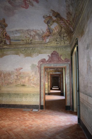 L’edificio, di fondazione quattrocentesca, ospitava il convento delle monache benedettine di S. Potito, poi acquisito da Camillo Caracciolo (1563-1617) che lo ampliò riutilizzando le preesistenze architettoniche conventuali. Il Palazzo Caracciolo di Avellino, che solo più tardi assumerà questa denominazione, fu realizzato ai primi del Cinquecento.