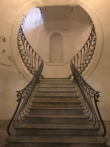 Il palazzo fu costruito su commissione del diciannovesimo duca d’Atri, Rodolfo Acquaviva, esponente della nota famiglia napoletana, nella metà del XVIII secolo, su precedenti abitazioni risalenti alla prima metà del Seicento.