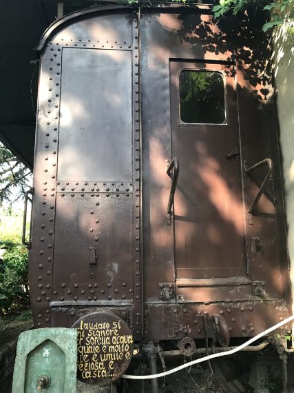 La decisione di vivere in queste vecchie carrozze è stata frutto di una scelta di povertà. I piccoli scompartimenti dei quattro vagoni dell’area di clausura – dove l’accesso agli esterni non è consentito - sono stati trasformati in celle dove i frati dormono, mentre una quinta carrozza è adibita a foresteria e parlatorio.