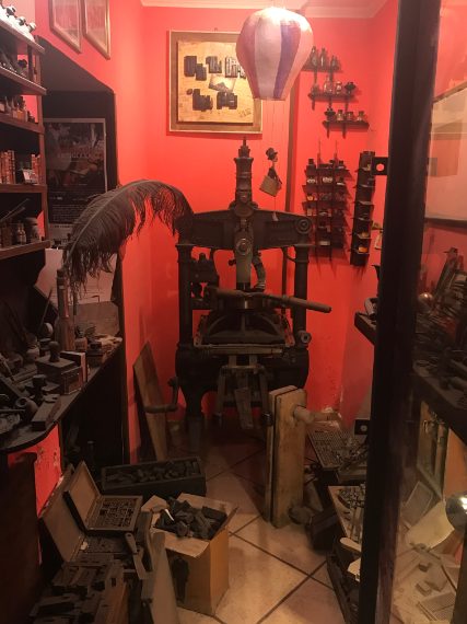 Nel piccolo ma completo museo della tipografia adiacente alla bottega sono conservati un torchio del 1840, strumenti per la stampa, macchine antiche, fogli di carta pregiata, strumenti per la composizione e singole lettere metalliche di ogni misura e tipo.