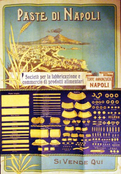 La visita alla raccolta privata di Gaetano Bonelli, frutto di una ricerca trentennale, è una vera sorpresa. Sono qui conservate 10.000 testimonianze tra curiosità, cimeli, documenti, pezzi rari ed oggetti di ogni ambito – storico, culturale, sociale, economico – che hanno come esclusivo filo conduttore la cultura e la civiltà napoletana.