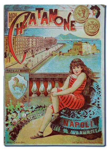 In questa raccolta, unica nel suo insieme, non mancano le mirabilia: matrici in legno della carte napoletane del 1825, cartelle della tombola acquerellate a mano degli inizi dell’Ottocento, una piccola immagine in stoffa della prima metà dell’800 raffigurante la Madonna dei Cinesi a Napoli (con tanto di occhi a mandorla!), il “cappello di San Gennaro”, reliquia da contatto della prima metà dell’800, e tantissimo altro (foto di Angelo Marra).