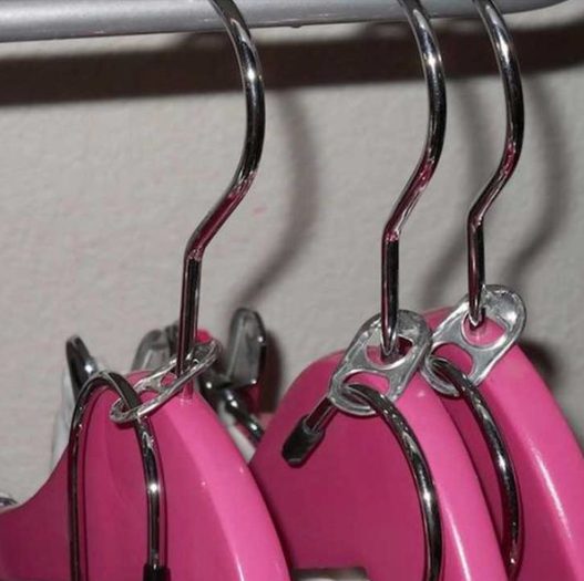 Linguette delle lattine per un po' di spazio extra nell'armadio. Fonte: https://it.pinterest.com/mireyanuez/