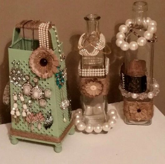 Bottiglie e persino una grattugia riciclate, per tenere in ordine e a portata di mano i gioielli. Fonte: https://it.pinterest.com/pin/102456960255907592/