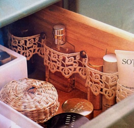 Bellissimi merletti per tenere a posto le bottiglie e le creme nei cassetti. Fonte: https://it.pinterest.com/pin/466544842622807640/