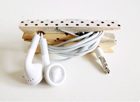 Una molletta per tenere in ordine il filo degli auricolari. Fonte: http://washitapecrafts.com/2013/07/diy-electronic-cord-keeper/