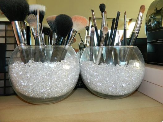 Un'idea ingegnosa per tenere i pennelli sempre a portata di mano. Fonte: https://it.pinterest.com/pin/356910339190587673/