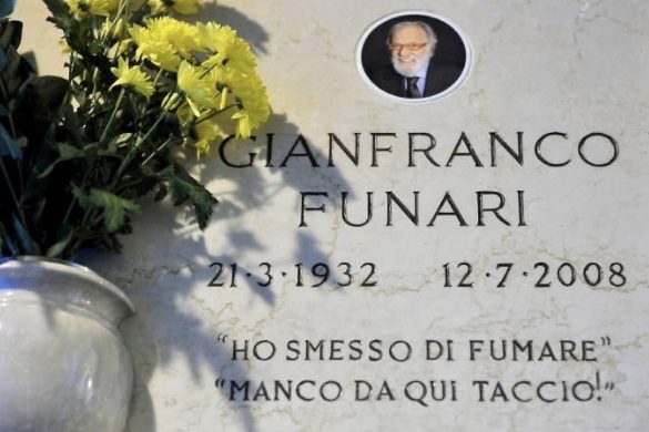 Da incallito fumatore l'opinionista e conduttore tv ha deciso di congedarsi così.