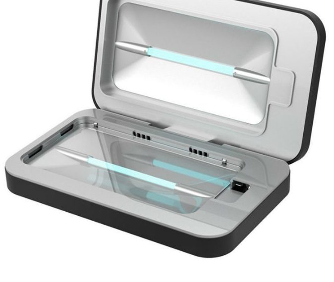 Il disinfettante per smartphone PhoneSoap rimuove germi e batteri con le sue speciali lampade UV.