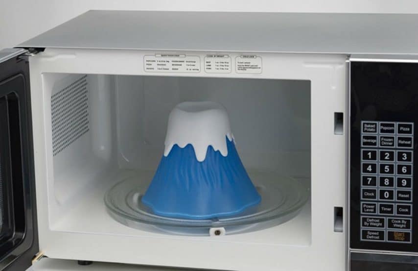 Un altro prodotto che cambierà la vostra vita è l'apparecchio da microonde Eruption Disruption che consente di pulire il forno a microonde senza fatica, sciogliendo tutte le impurità e le macchie. Tutto quello che bisogna fare è riempirlo con acqua e aceto, metterlo a microonde per qualche minuto e lasciare che il vapore sciogli tutti gli schizzi impossibili.