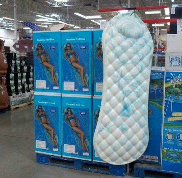 Un materassino dalla forma "particolare"... Fonte: https://www.reddit.com/r/CrappyDesign/comments/6kh9pa/this_pool_float_looks_exactly_like_a_maxi_pad/