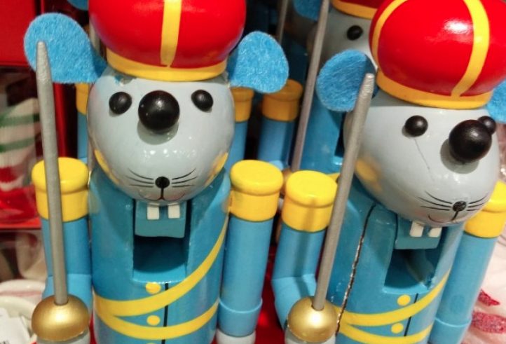 Qui c'è un naso di troppo. Fonte: https://www.reddit.com/r/CrappyDesign/comments/3svysc/how_many_noses_does_this_guy_really_need/