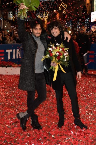 Fabrizio Moro indossa scare oXs