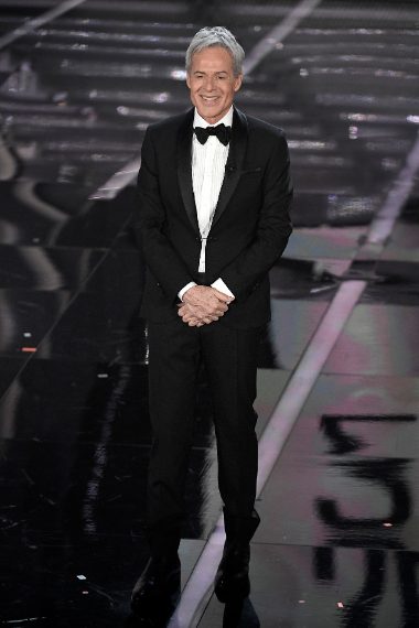 Prova di stile superata per Claudio Baglioni che sale sul palco con uno smoking dai rever a scialle con maxi papillon e camicia a pieghe. Peccato per il papillon il cui nodo non è proprio perfetto. Voto 7 -