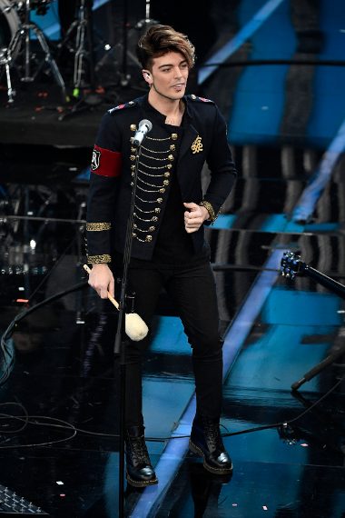 Giacca militare per Stash dei Kolors che si esibisce con una marsina dai decori gold. Non male ma forse lo preferivamo con un chiodo in pelle. Il ciuffo è sempre più biondo... Voto 6--