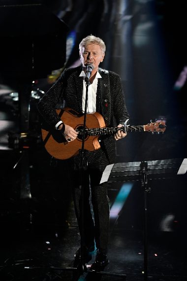 Il cantante sceglie un abito a pois elegante e moderno, peccato per quella camicia dal colletto diplomatico lasciato aperto. Questo modello va indossato con il papillon! Voto 6-