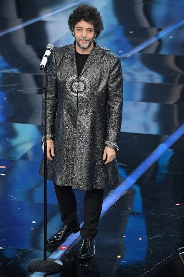 Bella la canzone peccato per il look... Un bel NO alla giacca brillante e poi... quella lunghezza al ginocchio fa tanto 2001! Voto 3