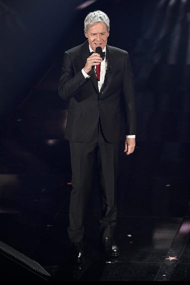 Baglioni osa con il rever luccicante e non sbaglia. Voto 7