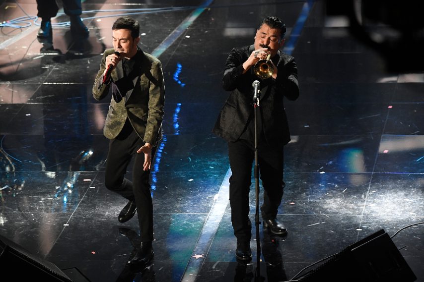 Tocco gold per Diodato che non dispiace (Voto 7), total black per Roy Paci che indossa tuxedo su shirt a stampa (Voto 6 e 1/2)