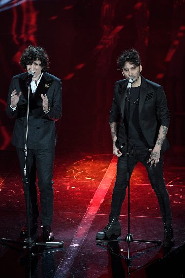 Elegantissimo e cool Ermal Meta con la sua giacca doppiopetto dai rever a lancia (Voto 8), rock Fabrizio Moro, la giacca "lucida" però non è di nostro gusto (Voto 5)